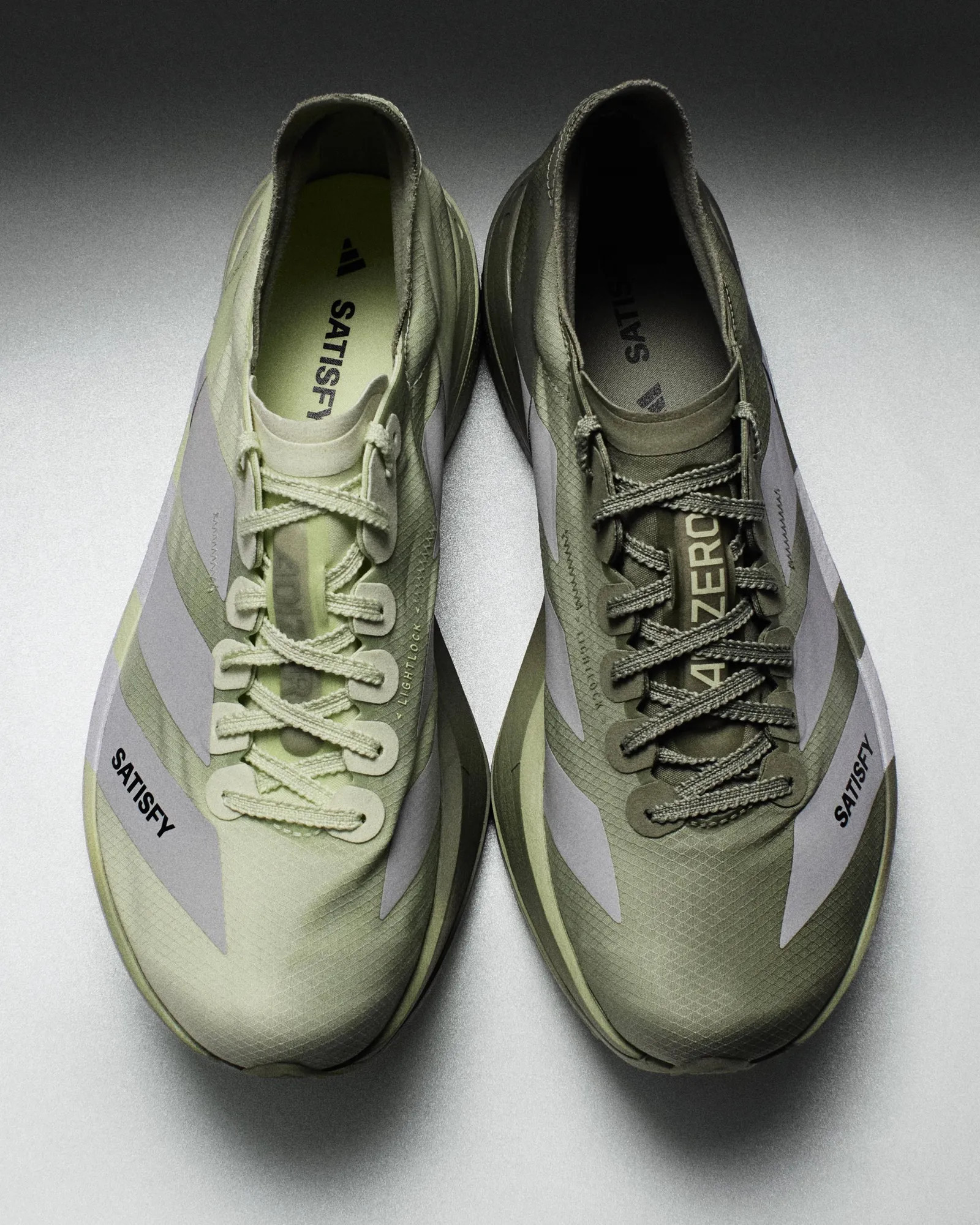adidas × SATISFY「ADIZERO ADIOS PRO 4 SATISFY」テントグリーン