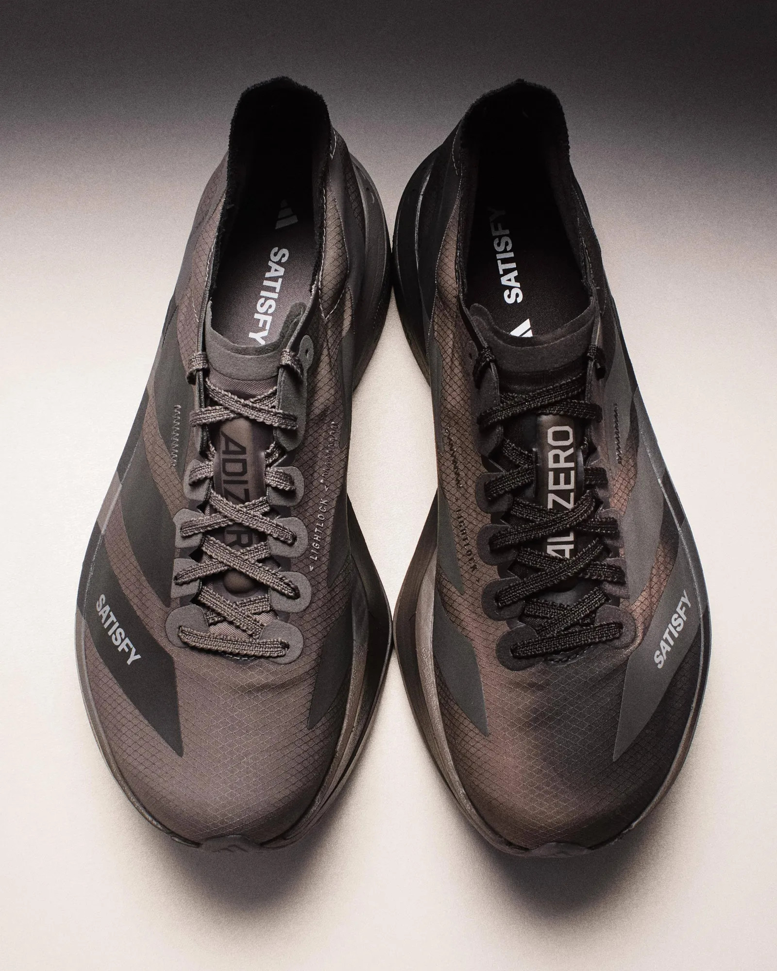 adidas × SATISFY「ADIZERO ADIOS PRO 4 SATISFY」ブラウン