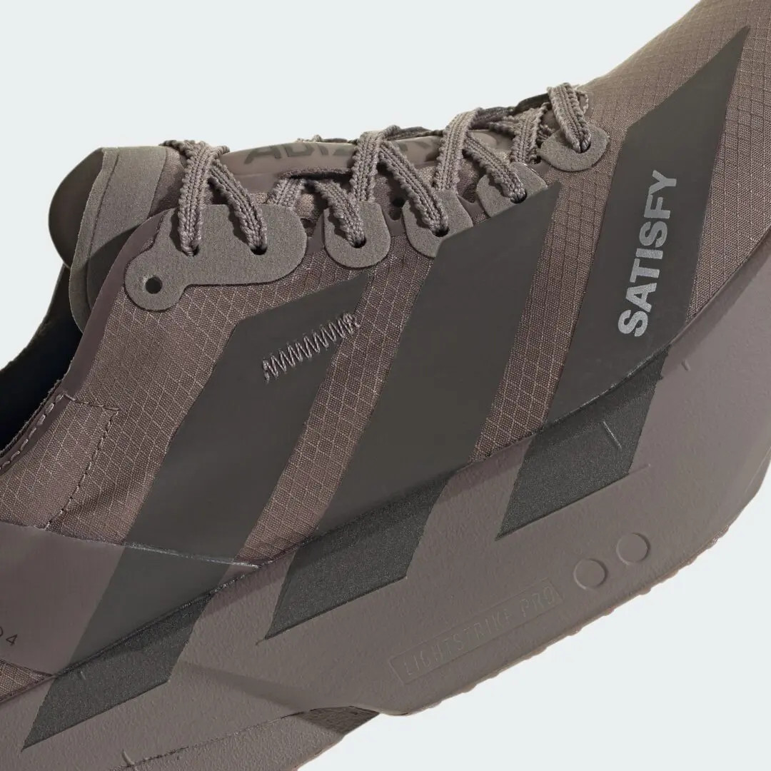 adidas × SATISFY「ADIZERO ADIOS PRO 4 SATISFY」ブラウン