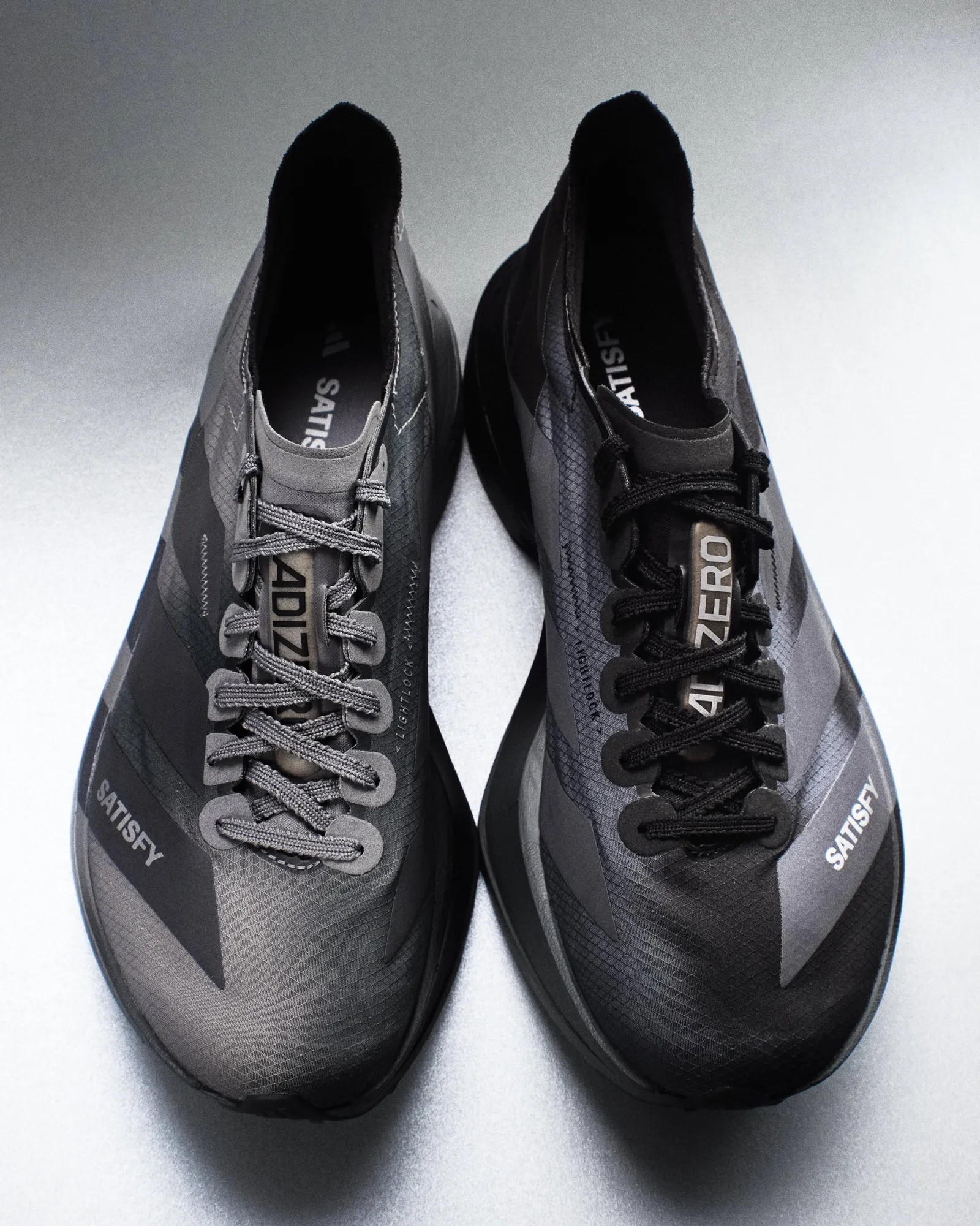 adidas × SATISFY「ADIZERO ADIOS PRO 4 SATISFY」コアブラック