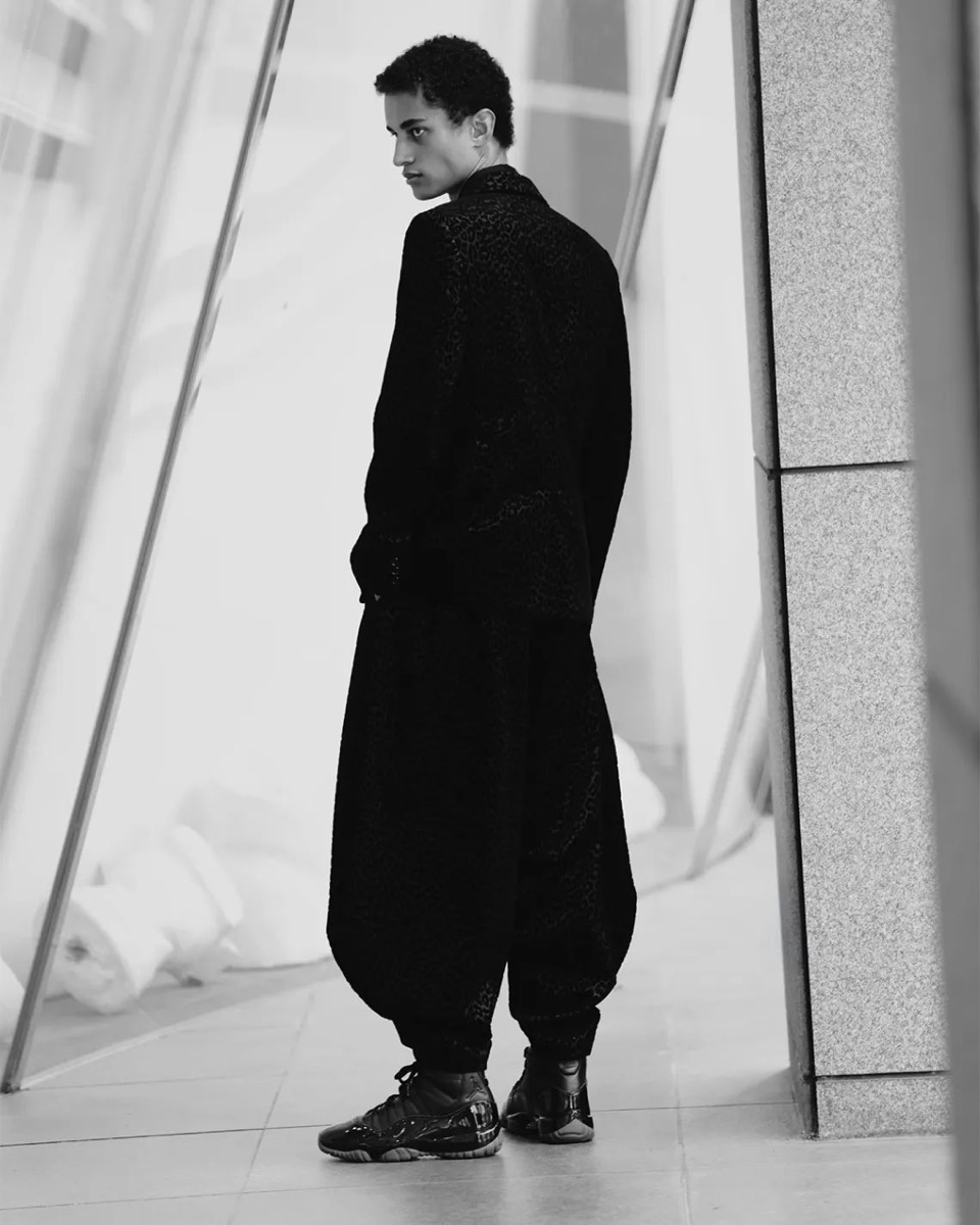 COMME des GARÇONS HOMME PLUS × Air Jordan 11 着用イメージ ブラックの装い