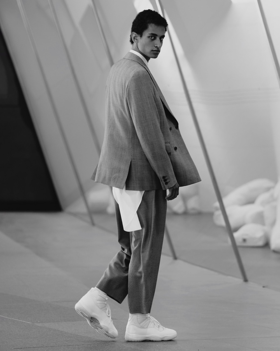 COMME des GARÇONS HOMME PLUS × Air Jordan 11 着用イメージ モノトーンのスタイリング