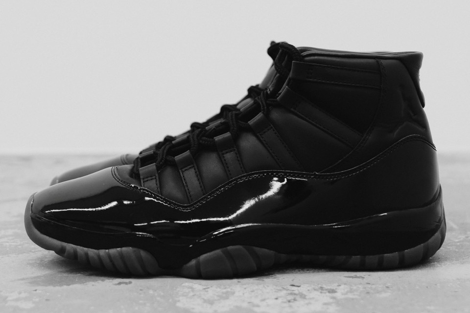 COMME des GARÇONS HOMME PLUS × Air Jordan 11 ブラック 斜め前から見たアッパー全体