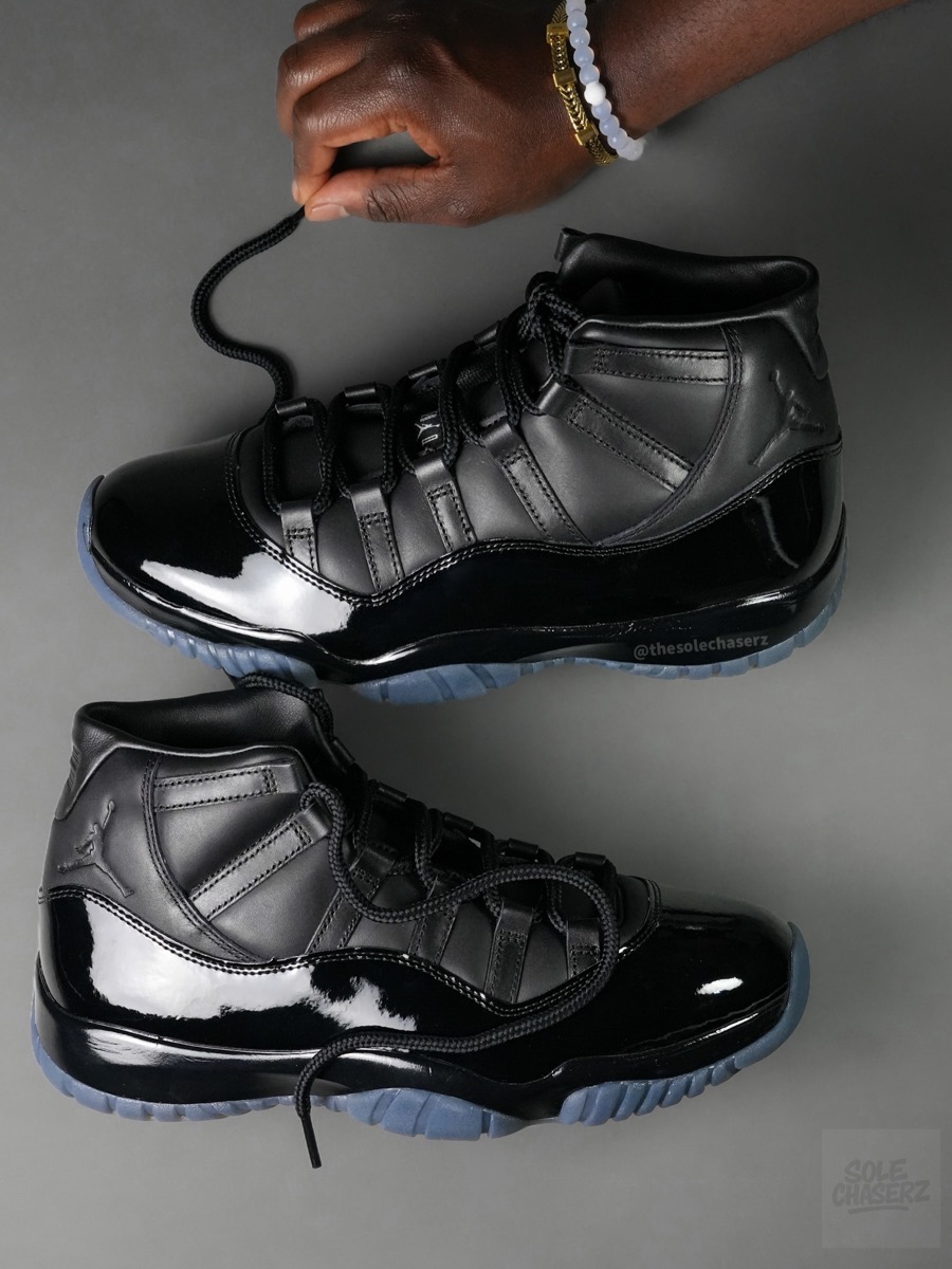 COMME des GARÇONS HOMME PLUS × Air Jordan 11 ブラック 2足を上から見たイメージ