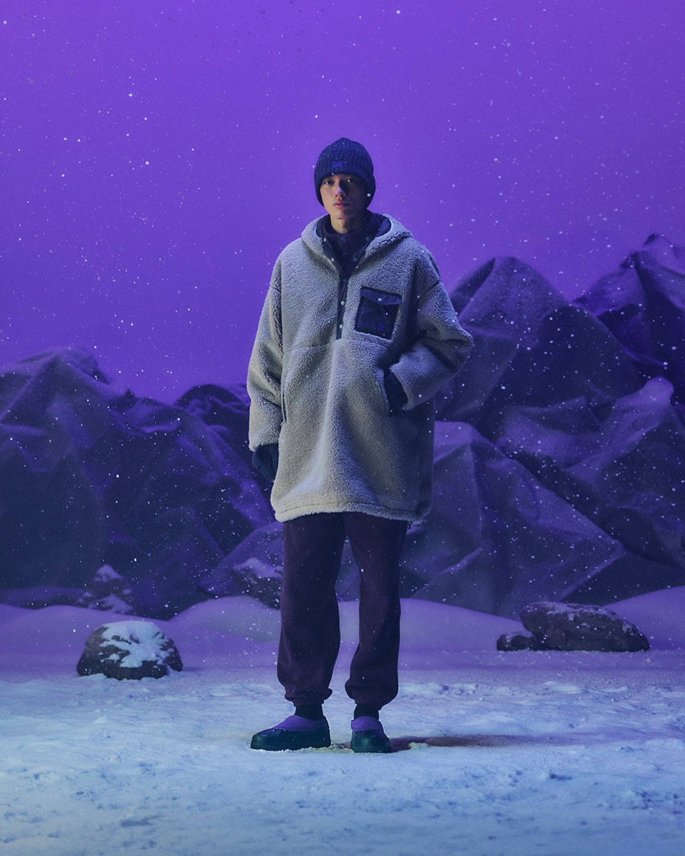 NEEDLES × SOREL Ambler 雪原に立つ着用イメージ