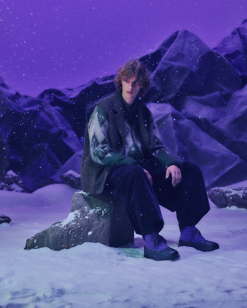 NEEDLES × SOREL Ambler 岩に腰掛けた着用イメージ