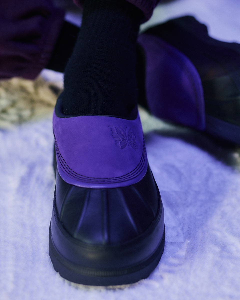 NEEDLES × SOREL Ambler Waterproof パープルのヌバックを履いた足元