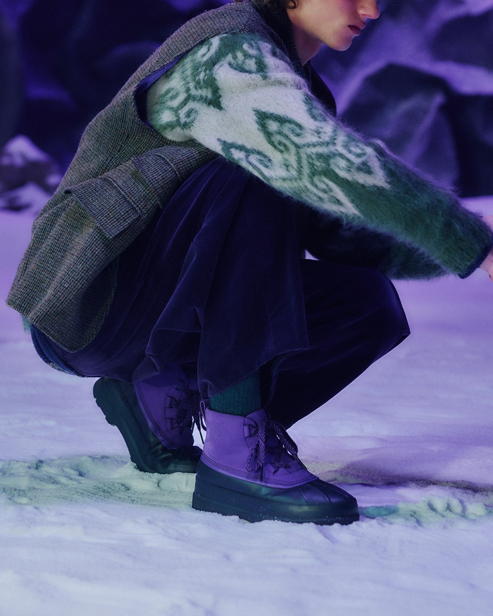 NEEDLES × SOREL Ambler Chukka Waterproof しゃがんだ着用イメージ