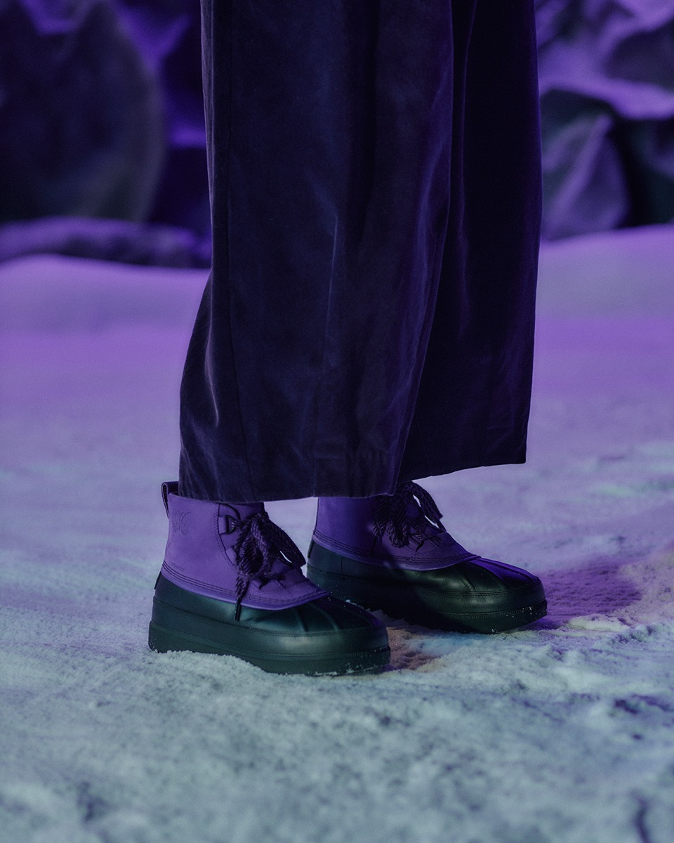 NEEDLES × SOREL Ambler Chukka Waterproof ロングコートと合わせた足元
