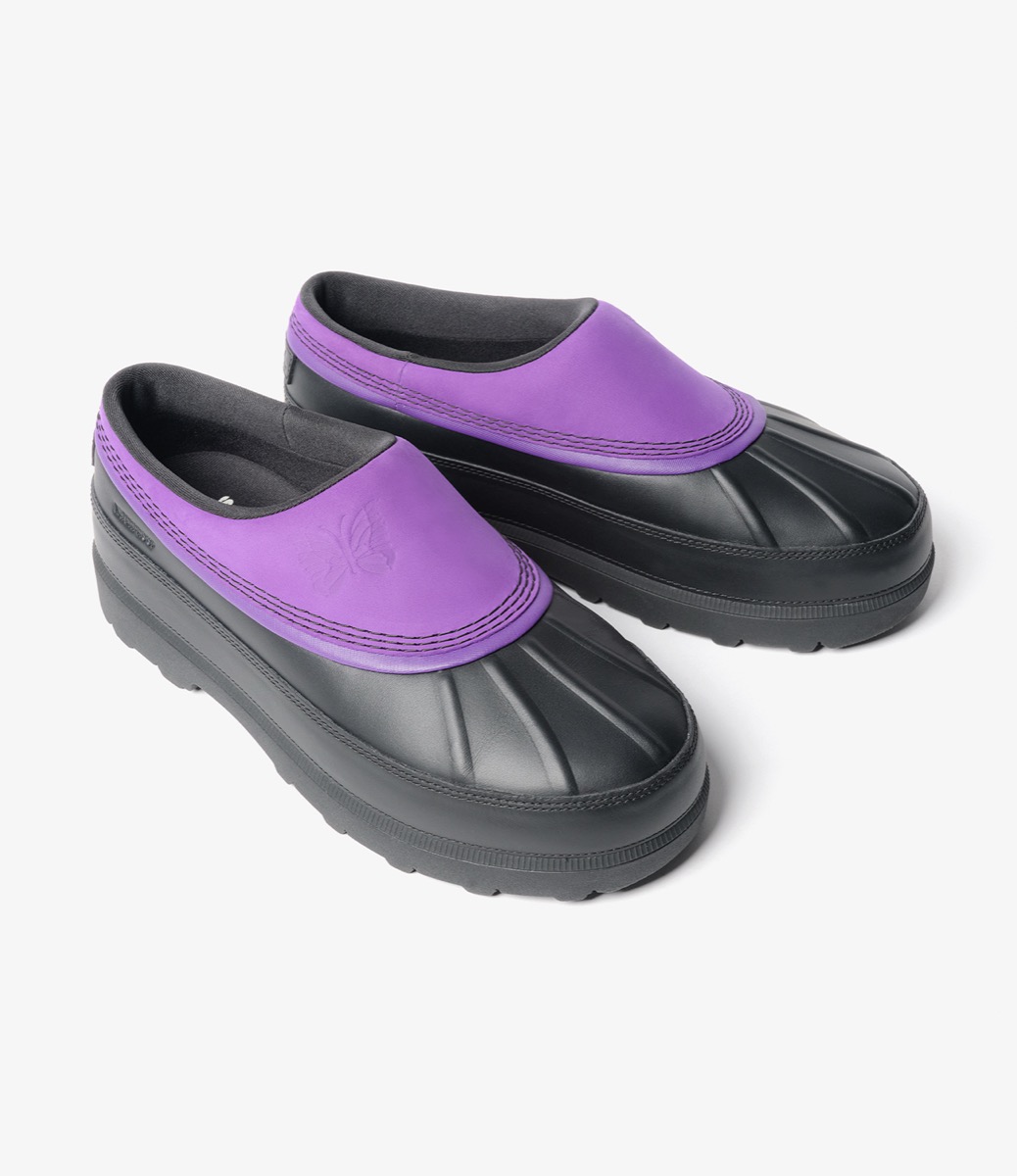 NEEDLES × SOREL Ambler Waterproof 斜め前から見たクロッグ