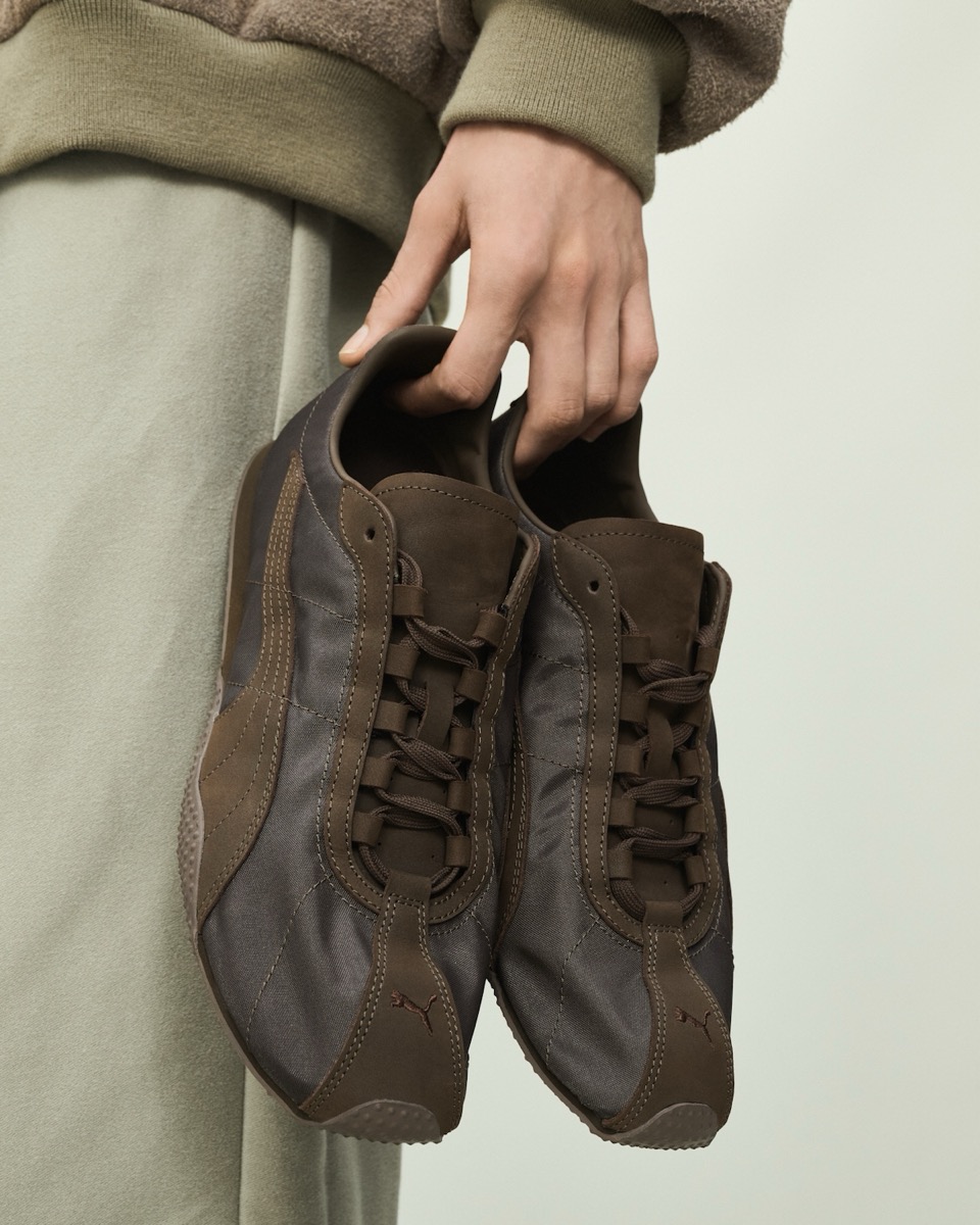 PUMA × Graphpaper H-STREET ブラウンのアッパーを手に持つカット