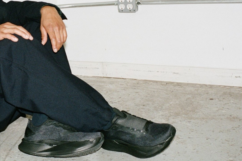 THE NORTH FACE × ENGINEERED GARMENTS VECTIV Forward EG ブラックの本体を横から見たイメージ