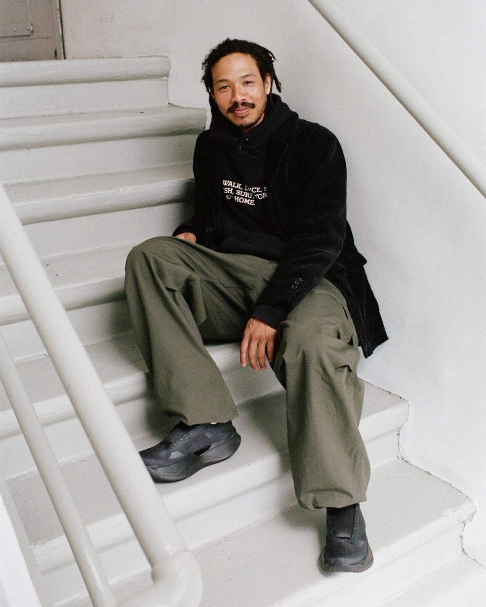 THE NORTH FACE × ENGINEERED GARMENTS VECTIV Forward EG 着用イメージ 階段に座るスタイリング