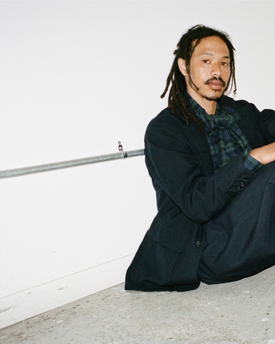 THE NORTH FACE × ENGINEERED GARMENTS VECTIV Forward EG 着用イメージ 手すりに寄りかかるスタイリング
