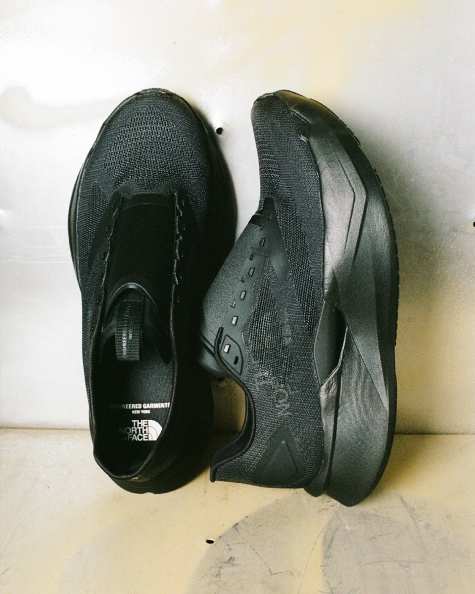 THE NORTH FACE × ENGINEERED GARMENTS VECTIV Forward EG タンカバーを装着したスリッポン状態